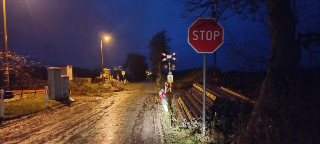 Nocne zdjęcie przejazdu kolejowego