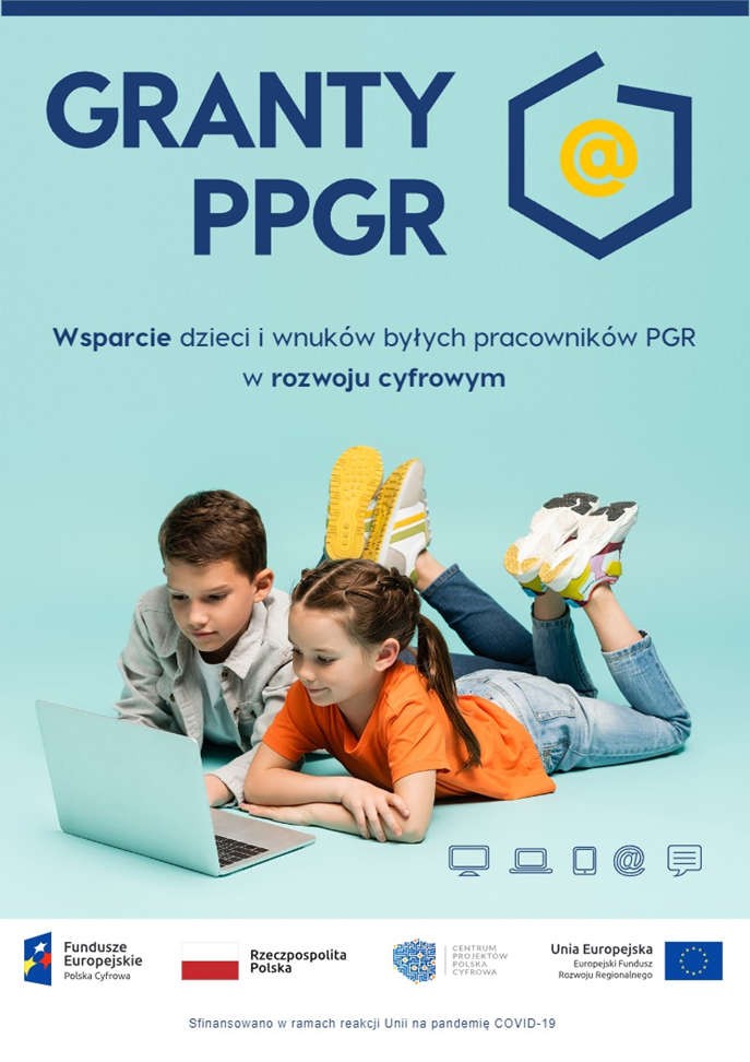 Na niebieskim tle dzieci patrzą na laptopa.